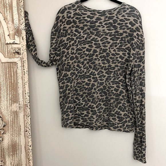 GENERATION LOVE TENCEL LEOPARD PRINT V-Neck Top - Picture 4 of 6